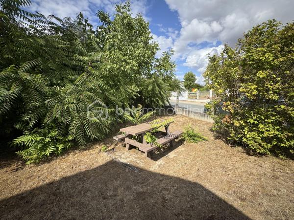 Située sur la commune de Saint-Just avec ses commodités pratiques: école primaire, restaurant, boulangerie etc.., je vous présente cette maison élevée sur sous-sol avec de beaux volumes d'environ 125m² habitables.

Elle se compose en RDC d'un salon séjour, d'une salle à manger avec son poêle à bois, d'une cuisine indépendante, de 3 chambres, d'une salle d'eau (avec douche) et d'un WC indépendant.
Au sous-sol, vous aurez accès à des pièces supplémentaires: une 4ème chambre, une grande pièce avec possibilité de faire une salle de jeux, salle d'eau avec douche et WC, une cave et un garage avec atelier.

En extérieur, vous pourrez profitez d'un beau terrain entièrement clos d'environ 1350m² avec une serre et un poulailler , ainsi que d'une belle terrasse en prolongement de la cuisine et du salon avec une très belle vue dégagée.

Travaux de rafraichissement général et de finitions à prévoir!

infos complémentaires:
-assainissement individuel avec 2 fosses septiques- 
-cuve à fuel enterrée à prévoir de retirer- 
-menuiseries PVC et double vitrag-
-store banne-
-une partie de l'électricité refaite- 
-combles en cours d'isolement-
etc...