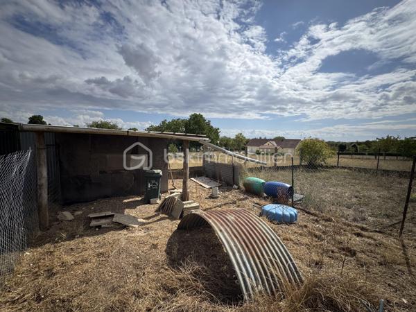 Située sur la commune de Saint-Just avec ses commodités pratiques: école primaire, restaurant, boulangerie etc.., je vous présente cette maison élevée sur sous-sol avec de beaux volumes d'environ 125m² habitables.

Elle se compose en RDC d'un salon séjour, d'une salle à manger avec son poêle à bois, d'une cuisine indépendante, de 3 chambres, d'une salle d'eau (avec douche) et d'un WC indépendant.
Au sous-sol, vous aurez accès à des pièces supplémentaires: une 4ème chambre, une grande pièce avec possibilité de faire une salle de jeux, salle d'eau avec douche et WC, une cave et un garage avec atelier.

En extérieur, vous pourrez profitez d'un beau terrain entièrement clos d'environ 1350m² avec une serre et un poulailler , ainsi que d'une belle terrasse en prolongement de la cuisine et du salon avec une très belle vue dégagée.

Travaux de rafraichissement général et de finitions à prévoir!

infos complémentaires:
-assainissement individuel avec 2 fosses septiques- 
-cuve à fuel enterrée à prévoir de retirer- 
-menuiseries PVC et double vitrag-
-store banne-
-une partie de l'électricité refaite- 
-combles en cours d'isolement-
etc...