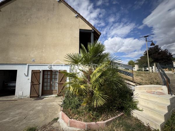 Située sur la commune de Saint-Just avec ses commodités pratiques: école primaire, restaurant, boulangerie etc.., je vous présente cette maison élevée sur sous-sol avec de beaux volumes d'environ 125m² habitables.

Elle se compose en RDC d'un salon séjour, d'une salle à manger avec son poêle à bois, d'une cuisine indépendante, de 3 chambres, d'une salle d'eau (avec douche) et d'un WC indépendant.
Au sous-sol, vous aurez accès à des pièces supplémentaires: une 4ème chambre, une grande pièce avec possibilité de faire une salle de jeux, salle d'eau avec douche et WC, une cave et un garage avec atelier.

En extérieur, vous pourrez profitez d'un beau terrain entièrement clos d'environ 1350m² avec une serre et un poulailler , ainsi que d'une belle terrasse en prolongement de la cuisine et du salon avec une très belle vue dégagée.

Travaux de rafraichissement général et de finitions à prévoir!

infos complémentaires:
-assainissement individuel avec 2 fosses septiques- 
-cuve à fuel enterrée à prévoir de retirer- 
-menuiseries PVC et double vitrag-
-store banne-
-une partie de l'électricité refaite- 
-combles en cours d'isolement-
etc...
