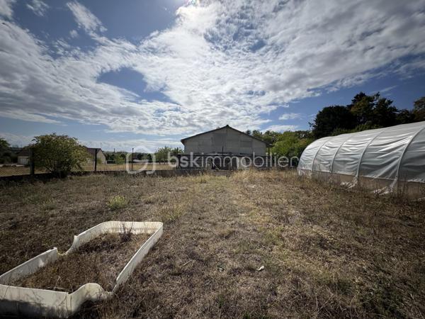 Située sur la commune de Saint-Just avec ses commodités pratiques: école primaire, restaurant, boulangerie etc.., je vous présente cette maison élevée sur sous-sol avec de beaux volumes d'environ 125m² habitables.

Elle se compose en RDC d'un salon séjour, d'une salle à manger avec son poêle à bois, d'une cuisine indépendante, de 3 chambres, d'une salle d'eau (avec douche) et d'un WC indépendant.
Au sous-sol, vous aurez accès à des pièces supplémentaires: une 4ème chambre, une grande pièce avec possibilité de faire une salle de jeux, salle d'eau avec douche et WC, une cave et un garage avec atelier.

En extérieur, vous pourrez profitez d'un beau terrain entièrement clos d'environ 1350m² avec une serre et un poulailler , ainsi que d'une belle terrasse en prolongement de la cuisine et du salon avec une très belle vue dégagée.

Travaux de rafraichissement général et de finitions à prévoir!

infos complémentaires:
-assainissement individuel avec 2 fosses septiques- 
-cuve à fuel enterrée à prévoir de retirer- 
-menuiseries PVC et double vitrag-
-store banne-
-une partie de l'électricité refaite- 
-combles en cours d'isolement-
etc...