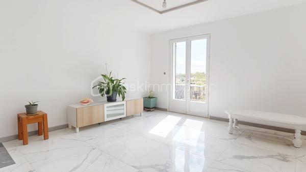 Située sur la commune de Saint-Just avec ses commodités pratiques: école primaire, restaurant, boulangerie etc.., je vous présente cette maison élevée sur sous-sol avec de beaux volumes d'environ 125m² habitables.

Elle se compose en RDC d'un salon séjour, d'une salle à manger avec son poêle à bois, d'une cuisine indépendante, de 3 chambres, d'une salle d'eau (avec douche) et d'un WC indépendant.
Au sous-sol, vous aurez accès à des pièces supplémentaires: une 4ème chambre, une grande pièce avec possibilité de faire une salle de jeux, salle d'eau avec douche et WC, une cave et un garage avec atelier.

En extérieur, vous pourrez profitez d'un beau terrain entièrement clos d'environ 1350m² avec une serre et un poulailler , ainsi que d'une belle terrasse en prolongement de la cuisine et du salon avec une très belle vue dégagée.

Travaux de rafraichissement général et de finitions à prévoir!

infos complémentaires:
-assainissement individuel avec 2 fosses septiques- 
-cuve à fuel enterrée à prévoir de retirer- 
-menuiseries PVC et double vitrag-
-store banne-
-une partie de l'électricité refaite- 
-combles en cours d'isolement-
etc...