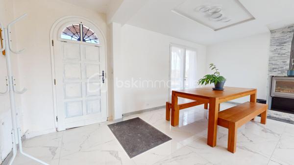 Située sur la commune de Saint-Just avec ses commodités pratiques: école primaire, restaurant, boulangerie etc.., je vous présente cette maison élevée sur sous-sol avec de beaux volumes d'environ 125m² habitables.

Elle se compose en RDC d'un salon séjour, d'une salle à manger avec son poêle à bois, d'une cuisine indépendante, de 3 chambres, d'une salle d'eau (avec douche) et d'un WC indépendant.
Au sous-sol, vous aurez accès à des pièces supplémentaires: une 4ème chambre, une grande pièce avec possibilité de faire une salle de jeux, salle d'eau avec douche et WC, une cave et un garage avec atelier.

En extérieur, vous pourrez profitez d'un beau terrain entièrement clos d'environ 1350m² avec une serre et un poulailler , ainsi que d'une belle terrasse en prolongement de la cuisine et du salon avec une très belle vue dégagée.

Travaux de rafraichissement général et de finitions à prévoir!

infos complémentaires:
-assainissement individuel avec 2 fosses septiques- 
-cuve à fuel enterrée à prévoir de retirer- 
-menuiseries PVC et double vitrag-
-store banne-
-une partie de l'électricité refaite- 
-combles en cours d'isolement-
etc...