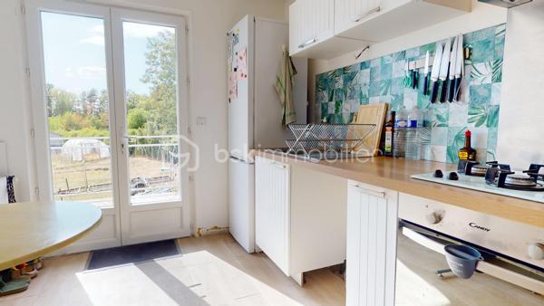 Située sur la commune de Saint-Just avec ses commodités pratiques: école primaire, restaurant, boulangerie etc.., je vous présente cette maison élevée sur sous-sol avec de beaux volumes d'environ 125m² habitables.

Elle se compose en RDC d'un salon séjour, d'une salle à manger avec son poêle à bois, d'une cuisine indépendante, de 3 chambres, d'une salle d'eau (avec douche) et d'un WC indépendant.
Au sous-sol, vous aurez accès à des pièces supplémentaires: une 4ème chambre, une grande pièce avec possibilité de faire une salle de jeux, salle d'eau avec douche et WC, une cave et un garage avec atelier.

En extérieur, vous pourrez profitez d'un beau terrain entièrement clos d'environ 1350m² avec une serre et un poulailler , ainsi que d'une belle terrasse en prolongement de la cuisine et du salon avec une très belle vue dégagée.

Travaux de rafraichissement général et de finitions à prévoir!

infos complémentaires:
-assainissement individuel avec 2 fosses septiques- 
-cuve à fuel enterrée à prévoir de retirer- 
-menuiseries PVC et double vitrag-
-store banne-
-une partie de l'électricité refaite- 
-combles en cours d'isolement-
etc...