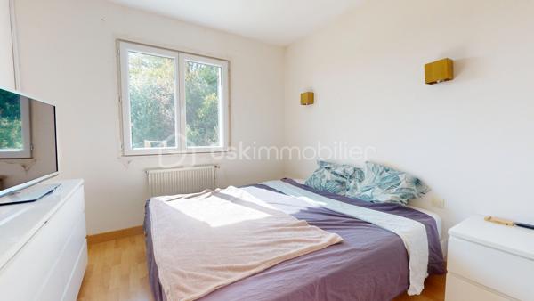 Située sur la commune de Saint-Just avec ses commodités pratiques: école primaire, restaurant, boulangerie etc.., je vous présente cette maison élevée sur sous-sol avec de beaux volumes d'environ 125m² habitables.

Elle se compose en RDC d'un salon séjour, d'une salle à manger avec son poêle à bois, d'une cuisine indépendante, de 3 chambres, d'une salle d'eau (avec douche) et d'un WC indépendant.
Au sous-sol, vous aurez accès à des pièces supplémentaires: une 4ème chambre, une grande pièce avec possibilité de faire une salle de jeux, salle d'eau avec douche et WC, une cave et un garage avec atelier.

En extérieur, vous pourrez profitez d'un beau terrain entièrement clos d'environ 1350m² avec une serre et un poulailler , ainsi que d'une belle terrasse en prolongement de la cuisine et du salon avec une très belle vue dégagée.

Travaux de rafraichissement général et de finitions à prévoir!

infos complémentaires:
-assainissement individuel avec 2 fosses septiques- 
-cuve à fuel enterrée à prévoir de retirer- 
-menuiseries PVC et double vitrag-
-store banne-
-une partie de l'électricité refaite- 
-combles en cours d'isolement-
etc...
