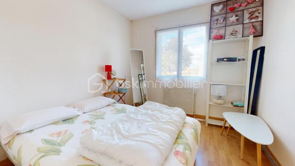 Située sur la commune de Saint-Just avec ses commodités pratiques: école primaire, restaurant, boulangerie etc.., je vous présente cette maison élevée sur sous-sol avec de beaux volumes d'environ 125m² habitables.

Elle se compose en RDC d'un salon séjour, d'une salle à manger avec son poêle à bois, d'une cuisine indépendante, de 3 chambres, d'une salle d'eau (avec douche) et d'un WC indépendant.
Au sous-sol, vous aurez accès à des pièces supplémentaires: une 4ème chambre, une grande pièce avec possibilité de faire une salle de jeux, salle d'eau avec douche et WC, une cave et un garage avec atelier.

En extérieur, vous pourrez profitez d'un beau terrain entièrement clos d'environ 1350m² avec une serre et un poulailler , ainsi que d'une belle terrasse en prolongement de la cuisine et du salon avec une très belle vue dégagée.

Travaux de rafraichissement général et de finitions à prévoir!

infos complémentaires:
-assainissement individuel avec 2 fosses septiques- 
-cuve à fuel enterrée à prévoir de retirer- 
-menuiseries PVC et double vitrag-
-store banne-
-une partie de l'électricité refaite- 
-combles en cours d'isolement-
etc...