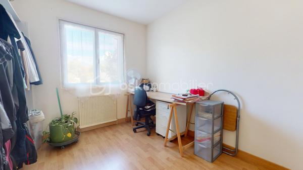 Située sur la commune de Saint-Just avec ses commodités pratiques: école primaire, restaurant, boulangerie etc.., je vous présente cette maison élevée sur sous-sol avec de beaux volumes d'environ 125m² habitables.

Elle se compose en RDC d'un salon séjour, d'une salle à manger avec son poêle à bois, d'une cuisine indépendante, de 3 chambres, d'une salle d'eau (avec douche) et d'un WC indépendant.
Au sous-sol, vous aurez accès à des pièces supplémentaires: une 4ème chambre, une grande pièce avec possibilité de faire une salle de jeux, salle d'eau avec douche et WC, une cave et un garage avec atelier.

En extérieur, vous pourrez profitez d'un beau terrain entièrement clos d'environ 1350m² avec une serre et un poulailler , ainsi que d'une belle terrasse en prolongement de la cuisine et du salon avec une très belle vue dégagée.

Travaux de rafraichissement général et de finitions à prévoir!

infos complémentaires:
-assainissement individuel avec 2 fosses septiques- 
-cuve à fuel enterrée à prévoir de retirer- 
-menuiseries PVC et double vitrag-
-store banne-
-une partie de l'électricité refaite- 
-combles en cours d'isolement-
etc...