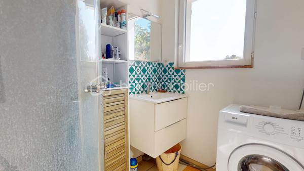 Située sur la commune de Saint-Just avec ses commodités pratiques: école primaire, restaurant, boulangerie etc.., je vous présente cette maison élevée sur sous-sol avec de beaux volumes d'environ 125m² habitables.

Elle se compose en RDC d'un salon séjour, d'une salle à manger avec son poêle à bois, d'une cuisine indépendante, de 3 chambres, d'une salle d'eau (avec douche) et d'un WC indépendant.
Au sous-sol, vous aurez accès à des pièces supplémentaires: une 4ème chambre, une grande pièce avec possibilité de faire une salle de jeux, salle d'eau avec douche et WC, une cave et un garage avec atelier.

En extérieur, vous pourrez profitez d'un beau terrain entièrement clos d'environ 1350m² avec une serre et un poulailler , ainsi que d'une belle terrasse en prolongement de la cuisine et du salon avec une très belle vue dégagée.

Travaux de rafraichissement général et de finitions à prévoir!

infos complémentaires:
-assainissement individuel avec 2 fosses septiques- 
-cuve à fuel enterrée à prévoir de retirer- 
-menuiseries PVC et double vitrag-
-store banne-
-une partie de l'électricité refaite- 
-combles en cours d'isolement-
etc...