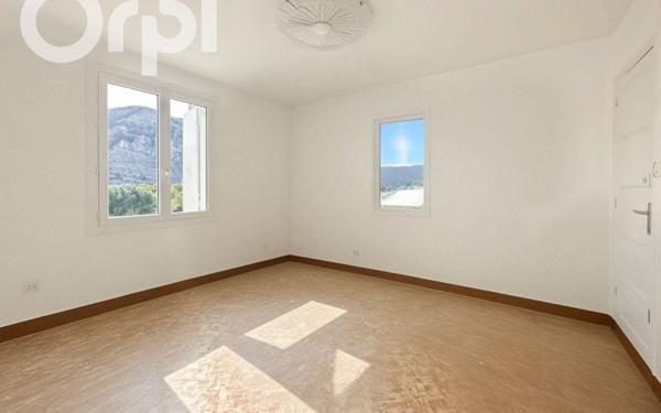 Maison à louer    4 pièces •  Vallon-Pont-d'Arc