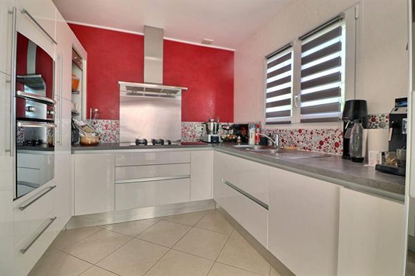 VITROLLES - MAISON 10 PIECES - VUE PANORAMIQUE - 6 CHAMBRES - PISCINE - GARAGE TRIPLE - APPARTEMENT INDPENDANT.