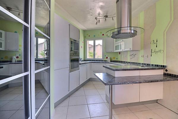 VITROLLES - MAISON 10 PIECES - VUE PANORAMIQUE - 6 CHAMBRES - PISCINE - GARAGE TRIPLE - APPARTEMENT INDPENDANT.