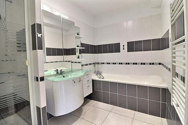 VITROLLES - MAISON 10 PIECES - VUE PANORAMIQUE - 6 CHAMBRES - PISCINE - GARAGE TRIPLE - APPARTEMENT INDPENDANT.