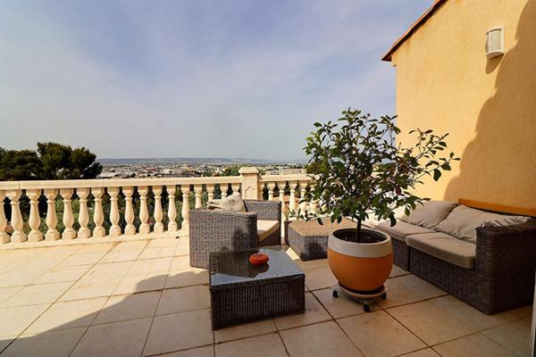 VITROLLES - MAISON 10 PIECES - VUE PANORAMIQUE - 6 CHAMBRES - PISCINE - GARAGE TRIPLE - APPARTEMENT INDPENDANT.