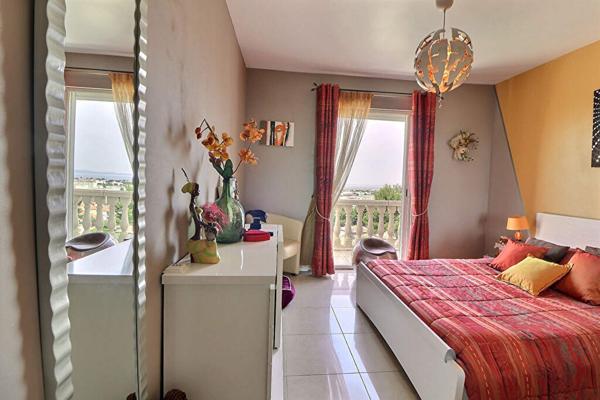 VITROLLES - MAISON 10 PIECES - VUE PANORAMIQUE - 6 CHAMBRES - PISCINE - GARAGE TRIPLE - APPARTEMENT INDPENDANT.