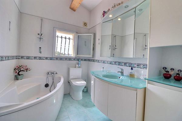 VITROLLES - MAISON 10 PIECES - VUE PANORAMIQUE - 6 CHAMBRES - PISCINE - GARAGE TRIPLE - APPARTEMENT INDPENDANT.