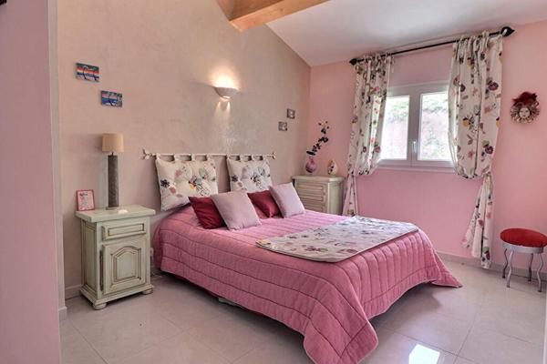 VITROLLES - MAISON 10 PIECES - VUE PANORAMIQUE - 6 CHAMBRES - PISCINE - GARAGE TRIPLE - APPARTEMENT INDPENDANT.