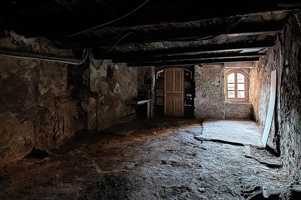 A VENDRE EN EXCLUSIVITE ! Local de 36 m² + 65m² de cave au coeur du village de LORGUES