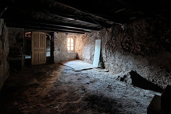 A VENDRE EN EXCLUSIVITE ! Local de 36 m² + 65m² de cave au coeur du village de LORGUES