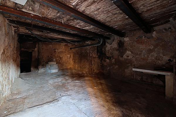 A VENDRE EN EXCLUSIVITE ! Local de 36 m² + 65m² de cave au coeur du village de LORGUES