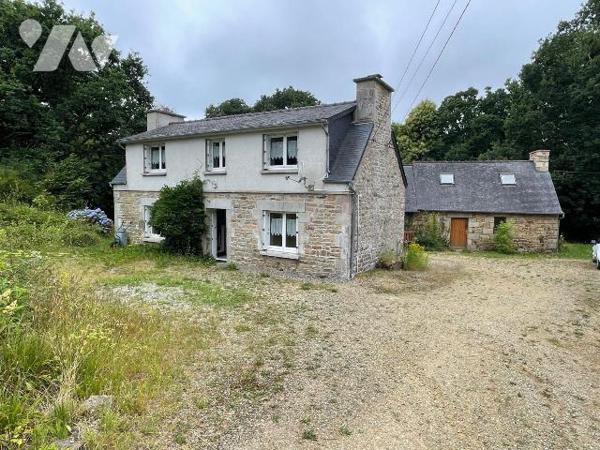 Ensemble immobilier en pierres situé en campagne au bout de son chemin d'accès (au calme et san...