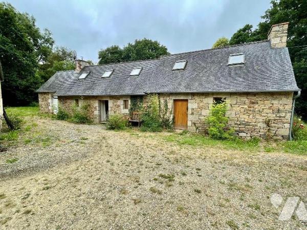 Ensemble immobilier en pierres situé en campagne au bout de son chemin d'accès (au calme et san...