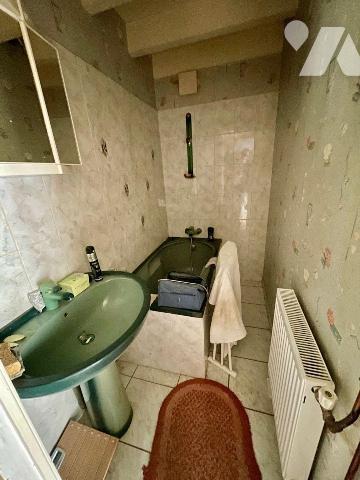 Ensemble immobilier en pierres situé en campagne au bout de son chemin d'accès (au calme et san...