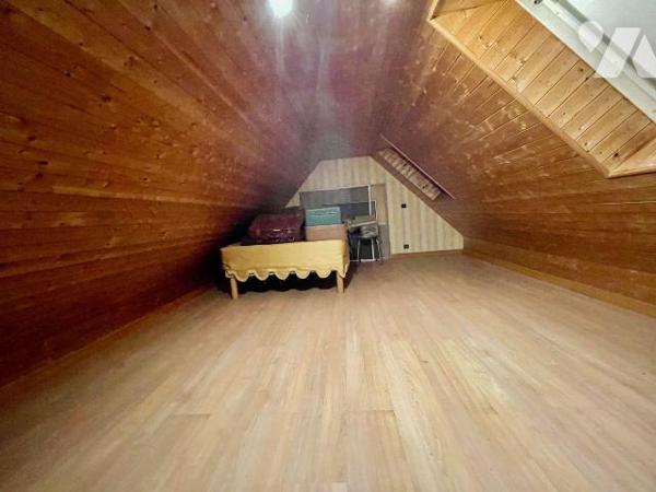 Ensemble immobilier en pierres situé en campagne au bout de son chemin d'accès (au calme et san...