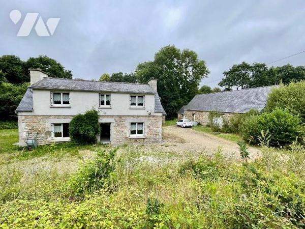 Ensemble immobilier (2 maisons) en pierres situé en campagne au bout de son chemin d'accès (au ...