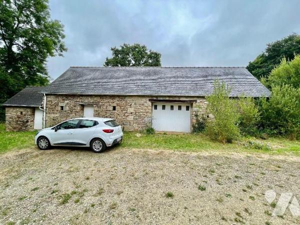 Ensemble immobilier en pierres situé en campagne au bout de son chemin d'accès (au calme et san...