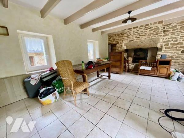 Ensemble immobilier en pierres situé en campagne au bout de son chemin d'accès (au calme et san...