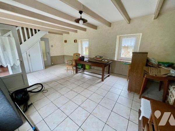 Ensemble immobilier en pierres situé en campagne au bout de son chemin d'accès (au calme et san...