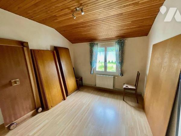 Ensemble immobilier en pierres situé en campagne au bout de son chemin d'accès (au calme et san...