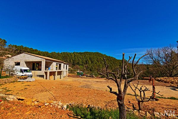 Flayosc (83780) Superbe maison de maçon de 190 m² hors d'eau hors d'air sur terrain de 3240 m²