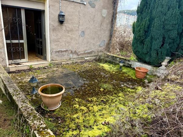 SUCCESSION VACANTE ! Maison mitoyenne 4 pièces 3 chambres 83 m2 JOEUF, offrant un fort potentiel de rénovation