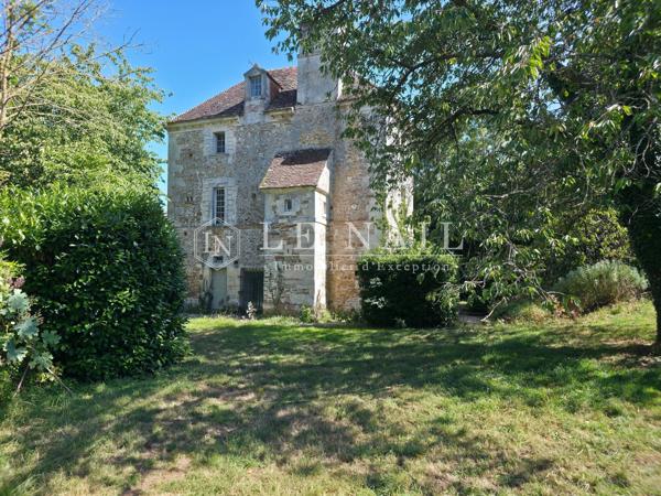 Charmant relais de chasse du XVIe sur 4963 m² de jardin arboré en Normandie