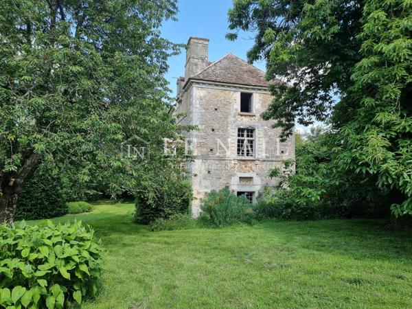 Charmant relais de chasse du XVIe sur 4963 m² de jardin arboré en Normandie