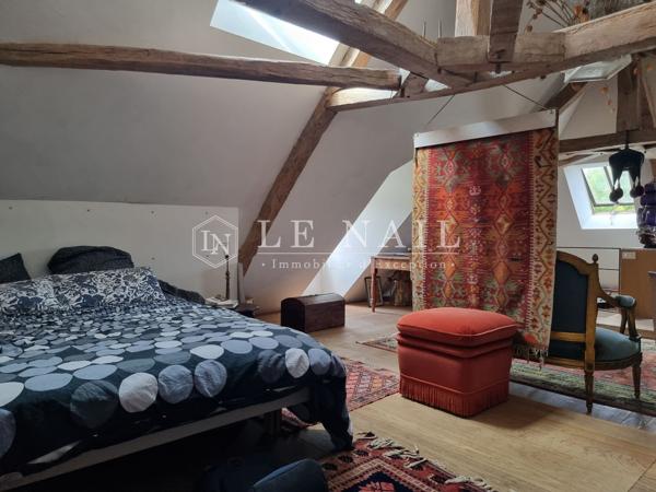 Charmant relais de chasse du XVIe sur 4963 m² de jardin arboré en Normandie