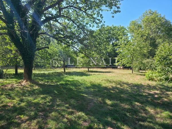 Charmant relais de chasse du XVIe sur 4963 m² de jardin arboré en Normandie
