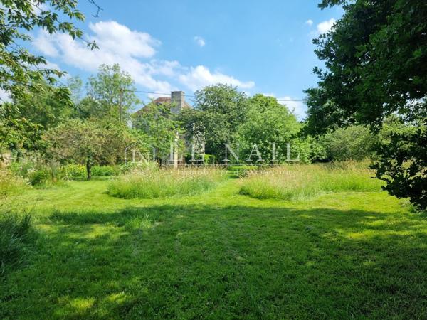 Charmant relais de chasse du XVIe sur 4963 m² de jardin arboré en Normandie