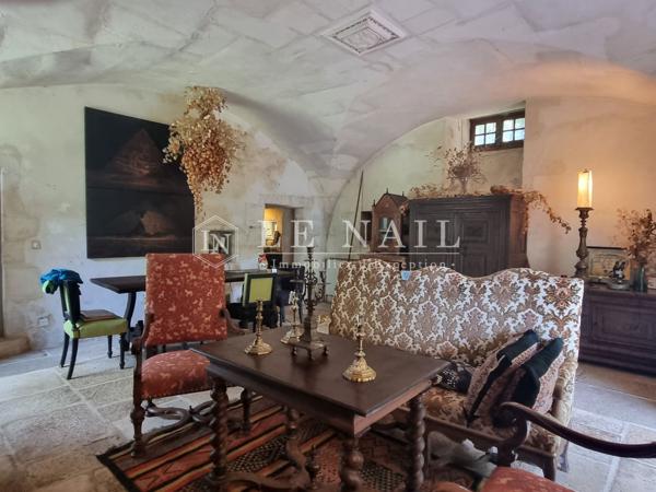 Charmant relais de chasse du XVIe sur 4963 m² de jardin arboré en Normandie