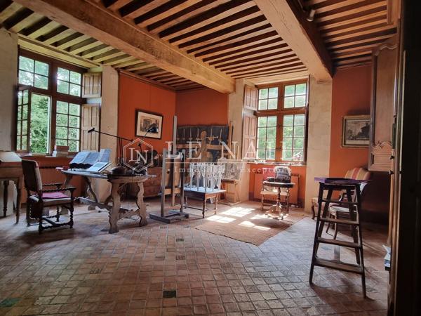 Charmant relais de chasse du XVIe sur 4963 m² de jardin arboré en Normandie