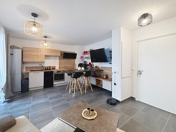 Fréjus - T2 dernier étage avec terrasse, double stationnement et prestations modernes