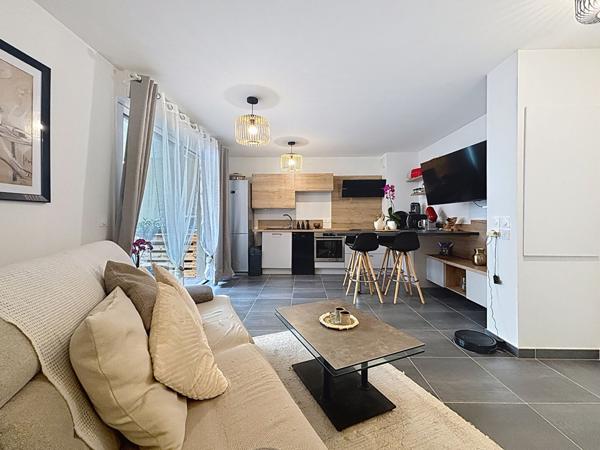 Fréjus - T2 dernier étage avec terrasse, double stationnement et prestations modernes