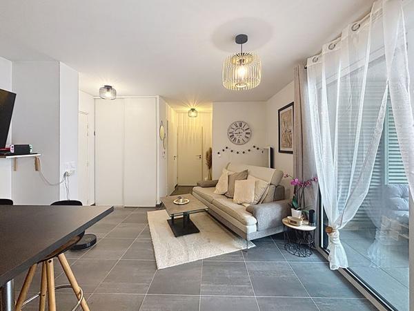 Fréjus - T2 dernier étage avec terrasse, double stationnement et prestations modernes