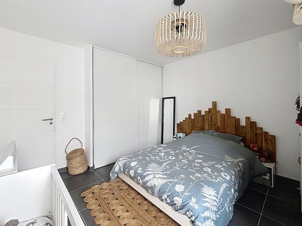 Fréjus - T2 dernier étage avec terrasse, double stationnement et prestations modernes