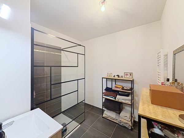 Fréjus - T2 dernier étage avec terrasse, double stationnement et prestations modernes