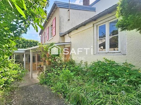 Maison à fort potentiel avec grand jardin arboré – À 300 m de la gare