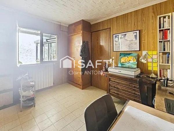 Maison à fort potentiel avec grand jardin arboré – À 300 m de la gare