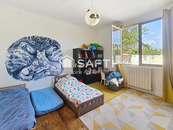 Maison à fort potentiel avec grand jardin arboré – À 300 m de la gare