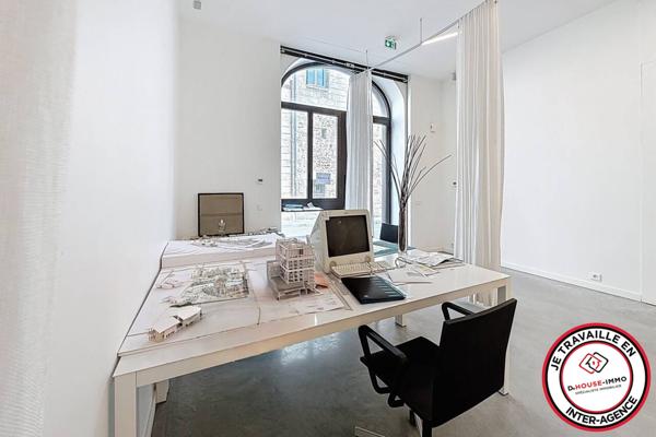 Bureau à louer 3 pièces de 103 m²