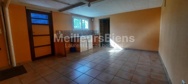 A louer  MAISON SUR SOUS SOL avec 4 Chambres